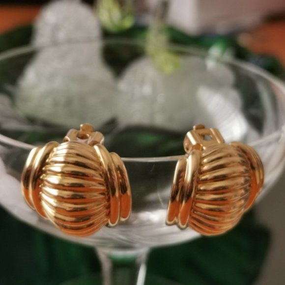 Vintage Gold Tone Clip on Earrings - Picture 2 of 10